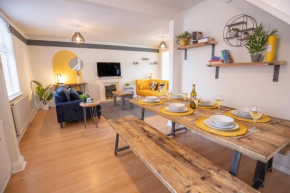 Large 3 bed, 3 bath house with parking - Ashby Town centre